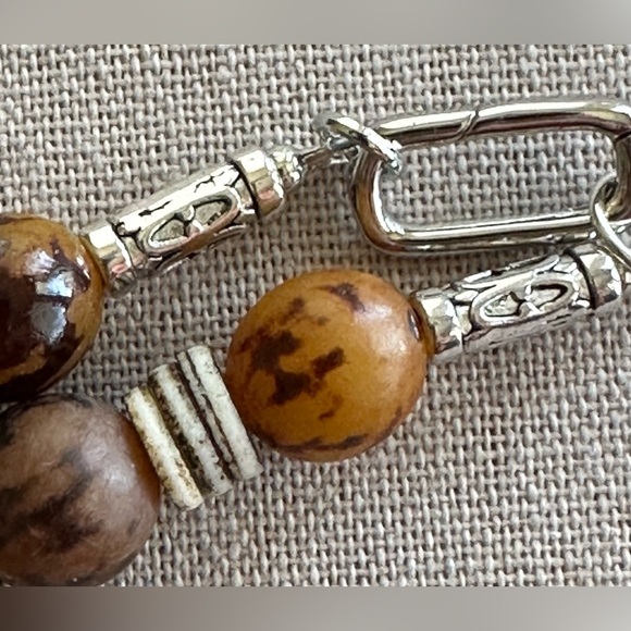 22 inch Wood bead Necklace NWOT - Picture 4 of 9